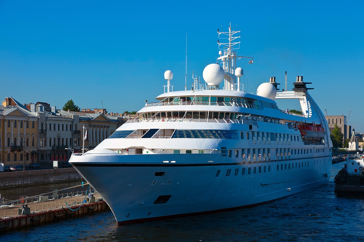 cruise-liner-port-saint-petersburg-min