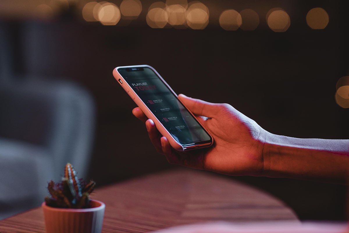 side-view-man-holding-smartphone-hand-min