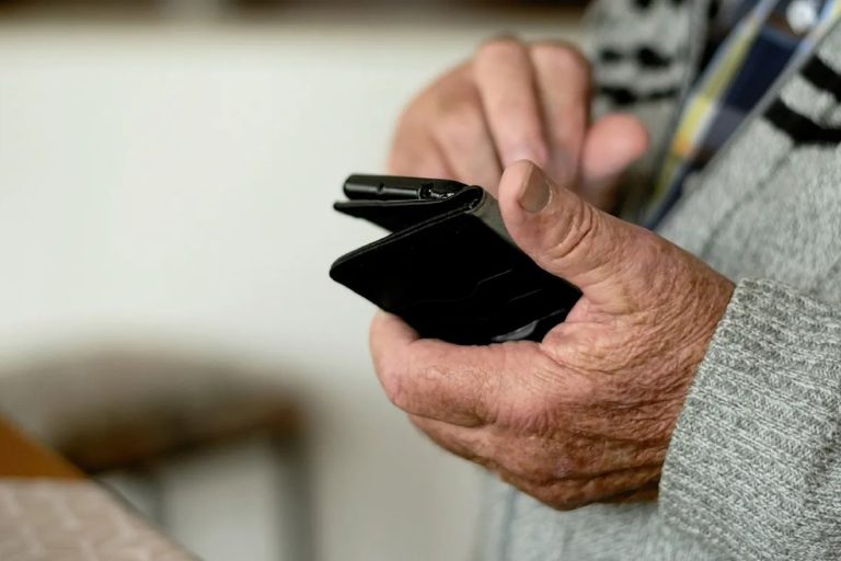 smartphone-for-seniors-min